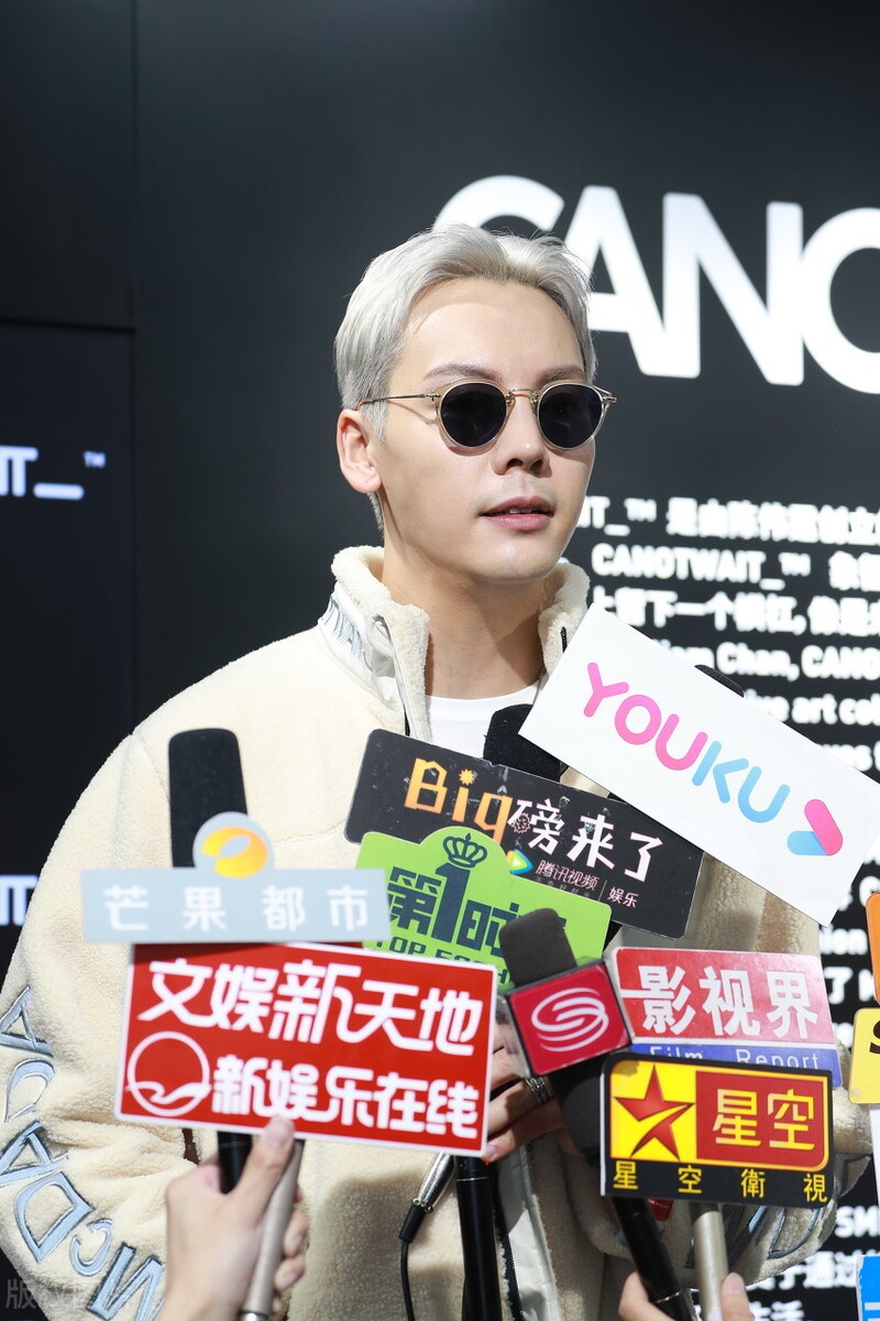 陈伟霆一头银色中分发型别致炫酷戴墨镜洒脱不羁