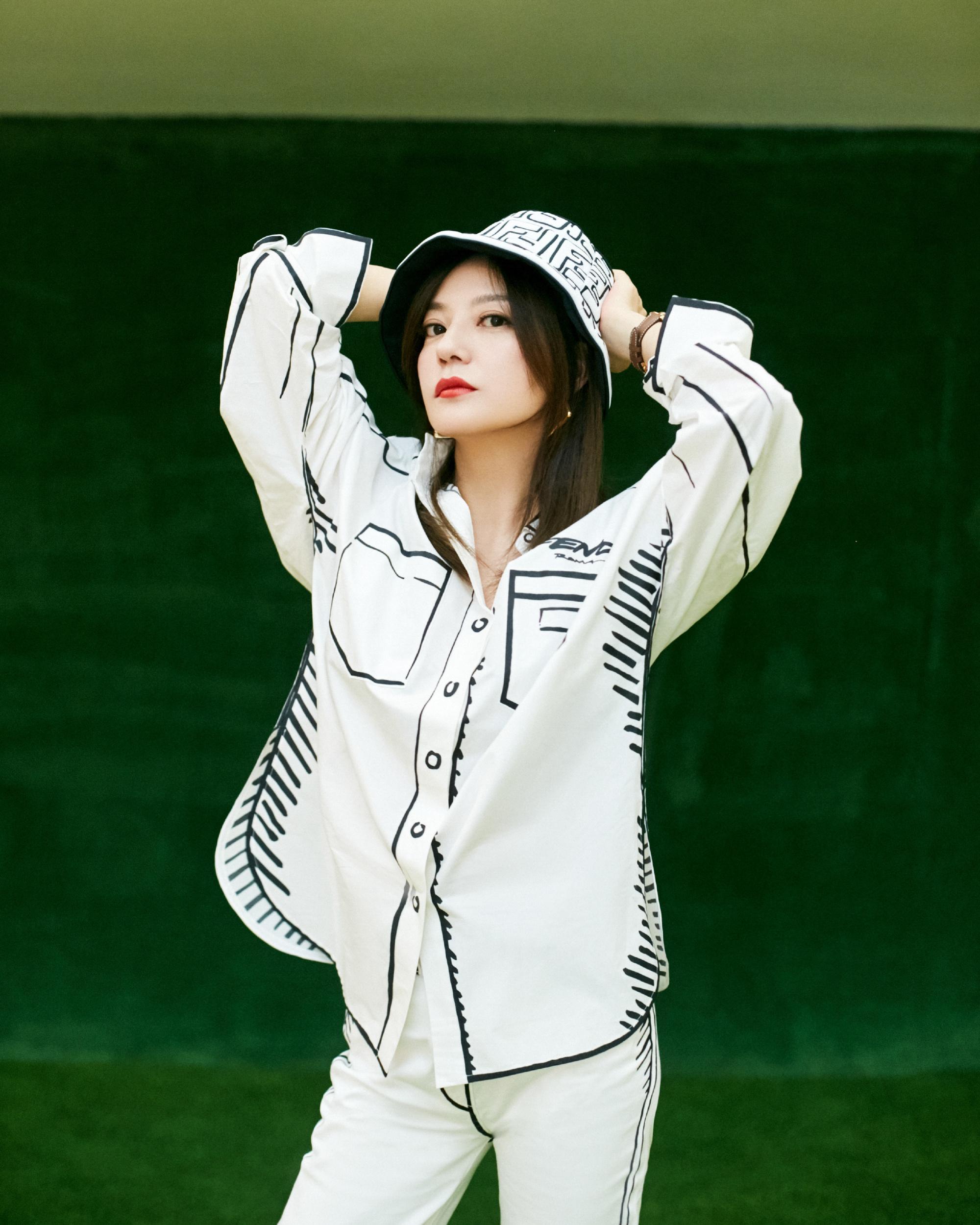 赵薇任演员请就位评委蓝色发梢配彩虹t恤44岁时尚前卫