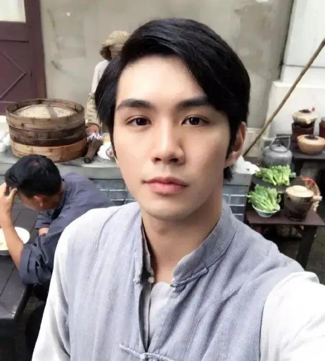 62岁"鳌拜"王俊棠,二婚迎娶空姐太太,如今一家四口很幸福