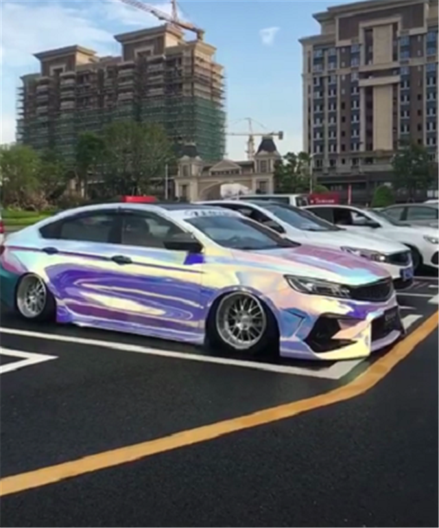 改装空气悬挂的吉利缤瑞,全车"电镀七彩色",给人一种超跑风格