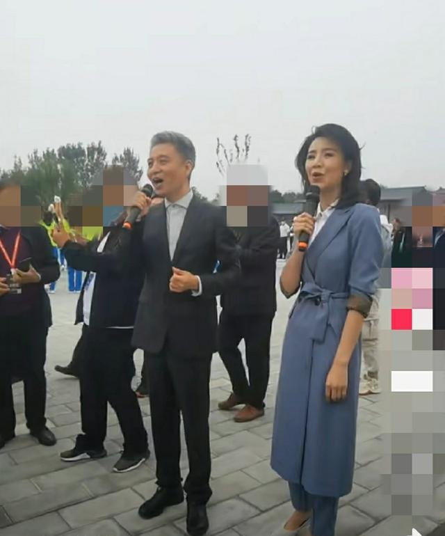 央视主持人周炜深夜和娇妻散步,头发花白身形佝偻,网友:像老头