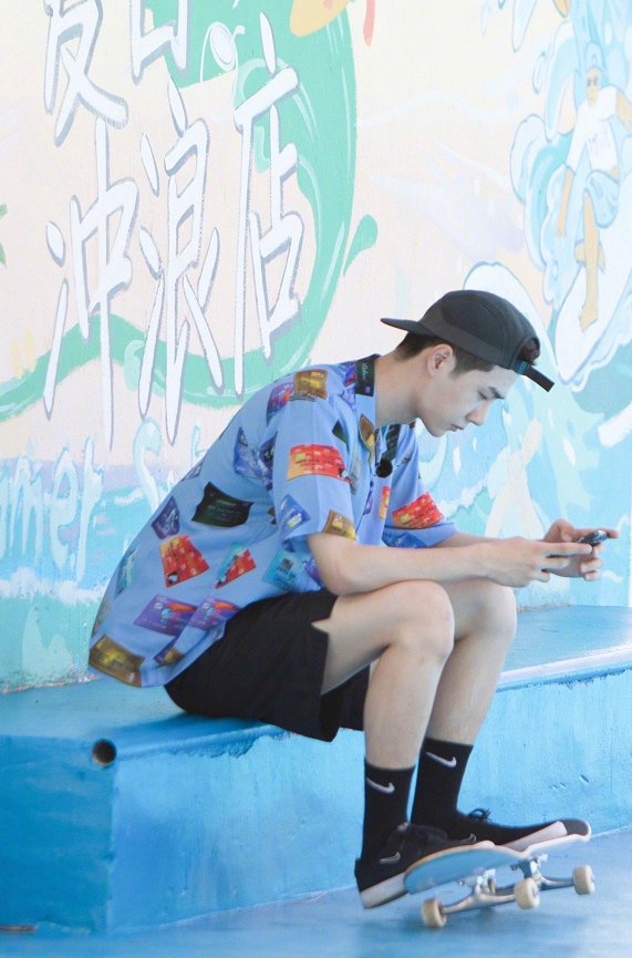 王一博为啥一直不穿短裤看清换后的效果这身高难道有1米8