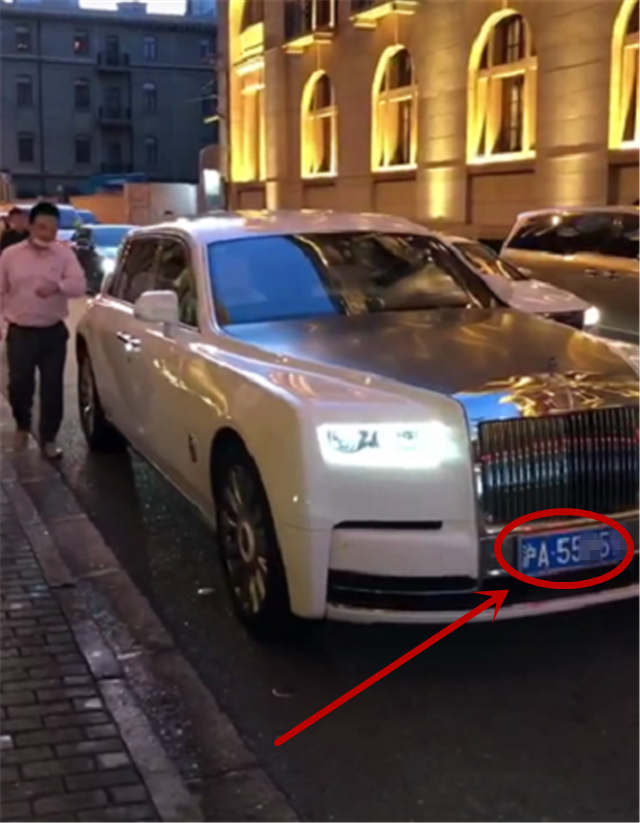 "粉色双拼"劳斯莱斯幻影,挂沪a牌,牌号3个5,车主某集团千金