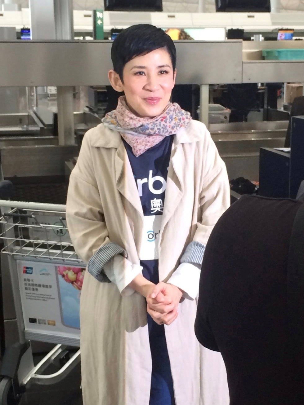 吴君如短发造型真时髦,穿藕粉色连衣裙亮相,不是女神却气质出众