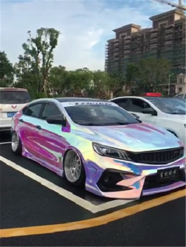 改装空气悬挂的吉利缤瑞,全车"电镀七彩色",给人一种超跑风格