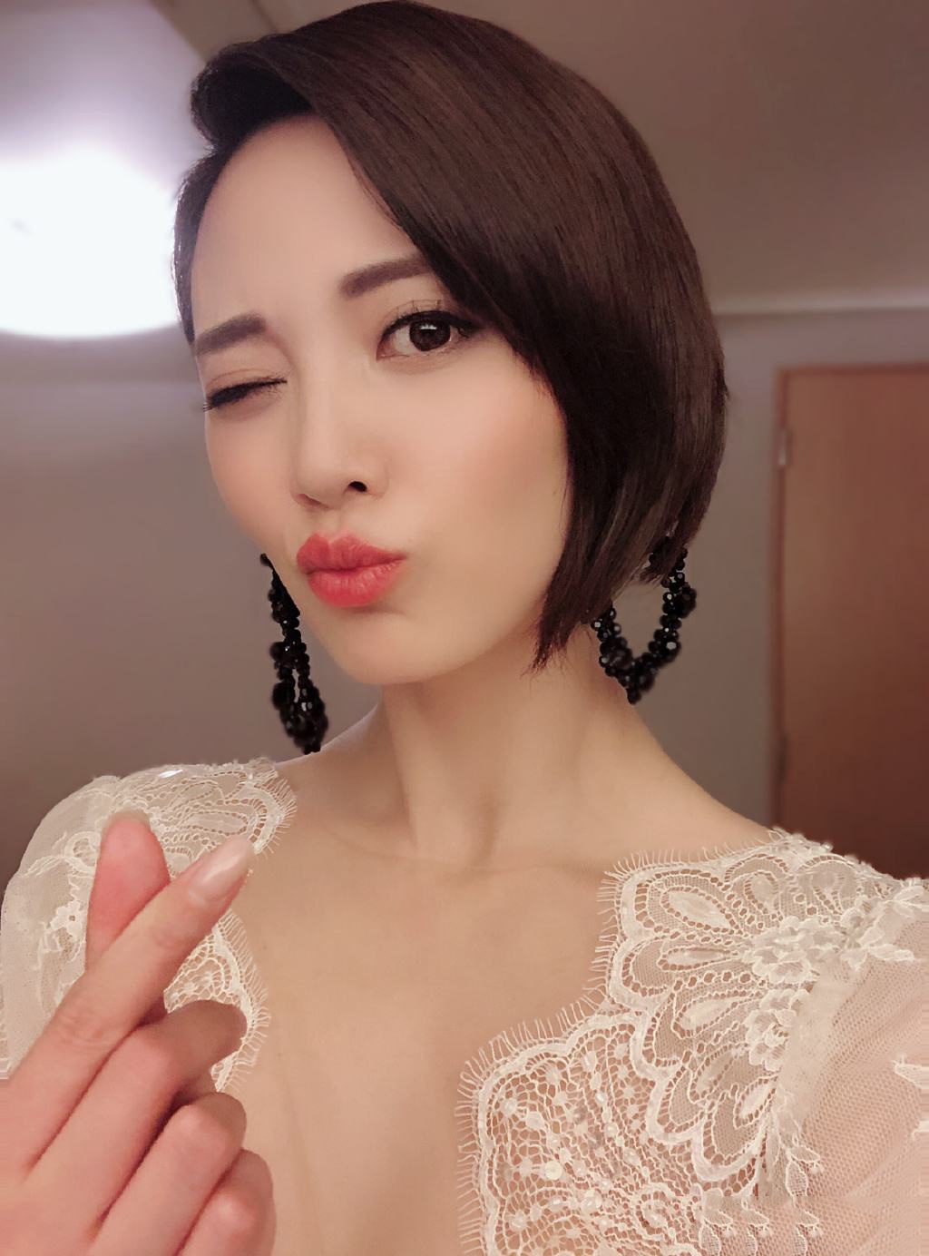 撬朱晨丽墙角tvb力捧小花被爆主动相约何广沛关系愈见亲密