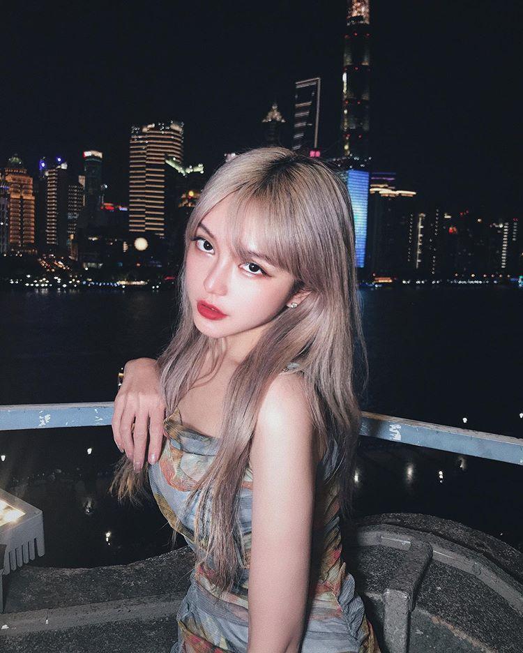 周扬青晒风格多变个性照,国庆节仍旧努力工作,越努力越幸福