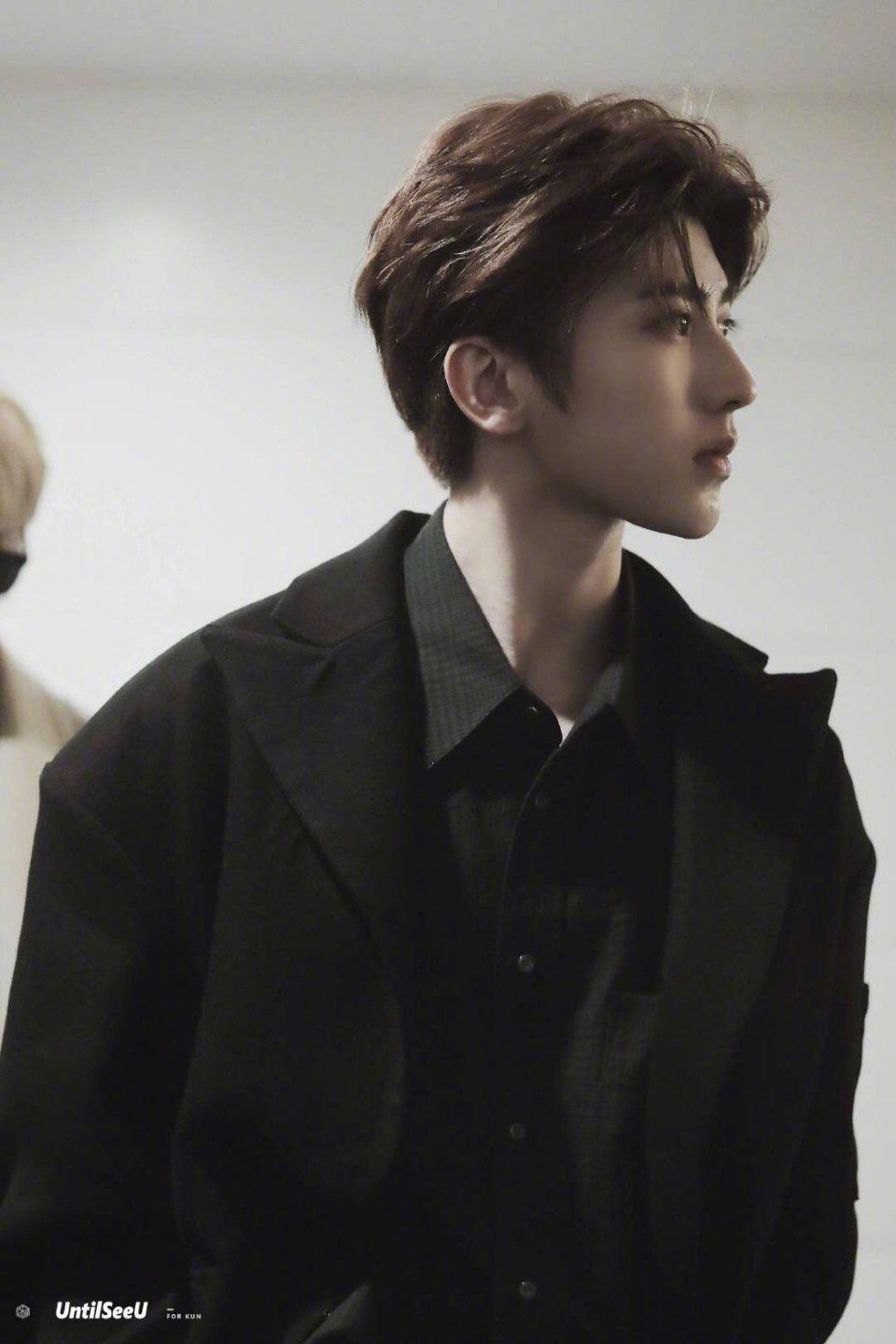 在一起来欣赏一下蔡徐坤的绝美侧颜吧