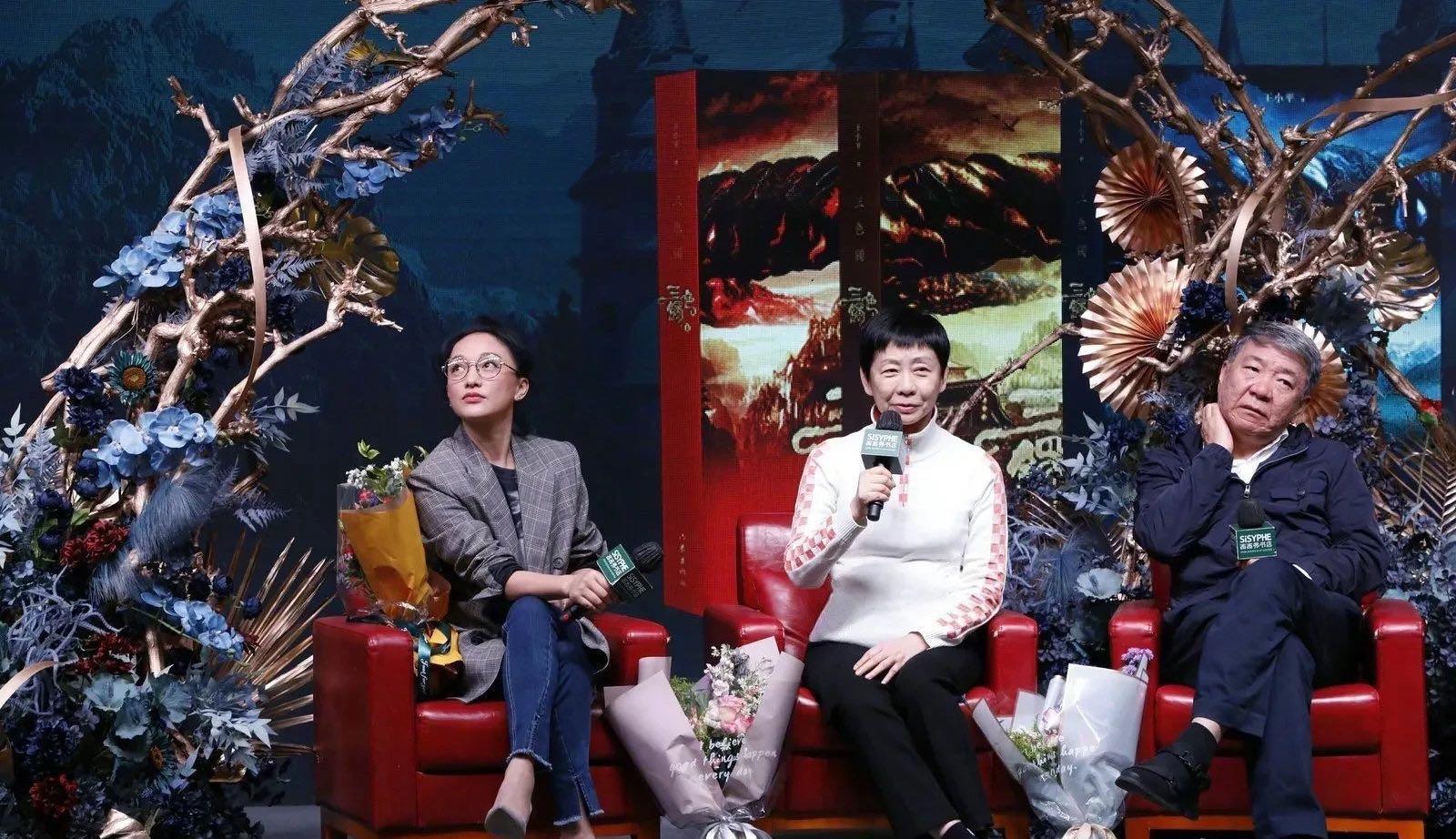 郑晓龙妻子办签售会!穿立领衫尽显干练,气场比同台周迅还要强
