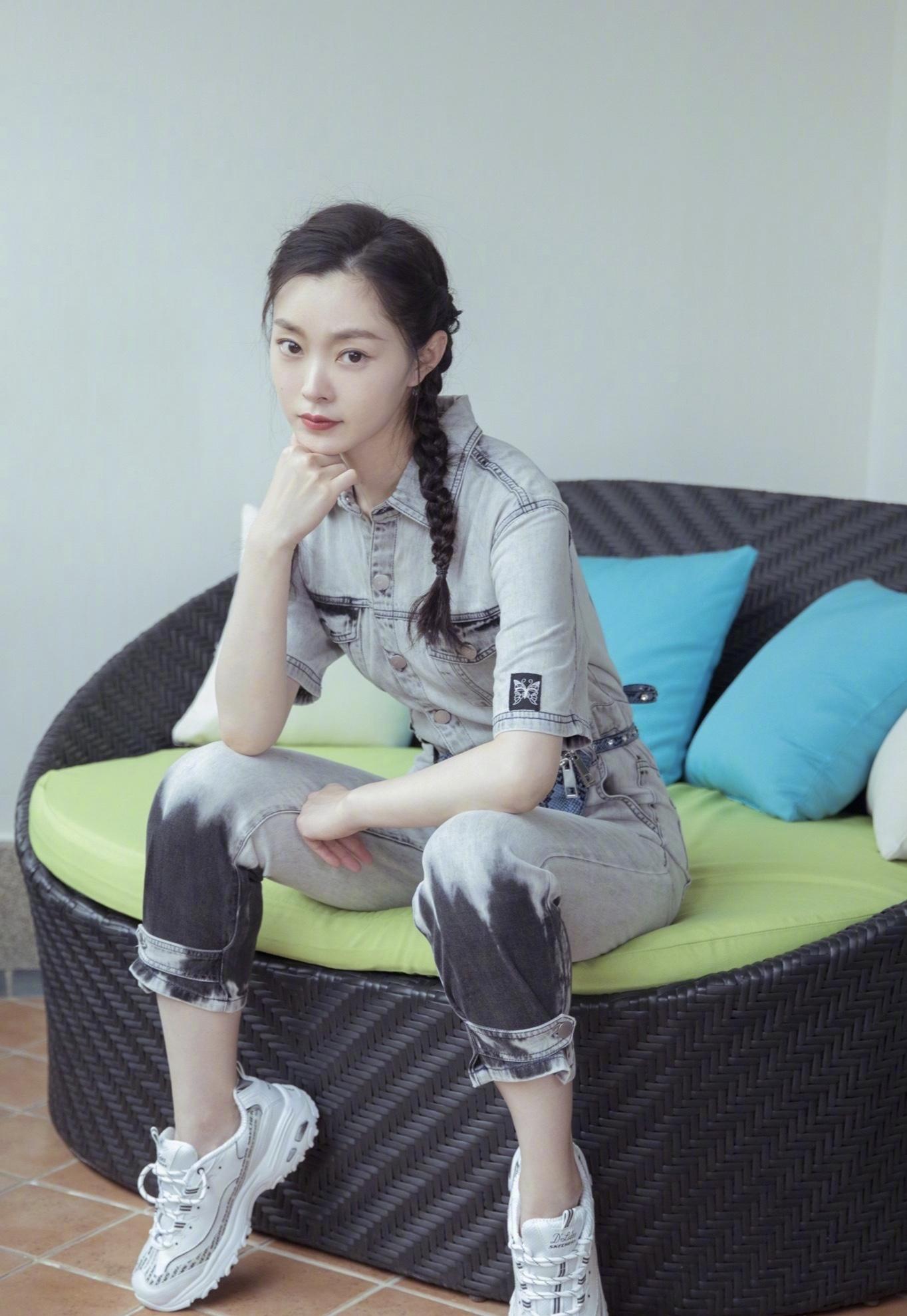 穿旗袍美到骨子里宋轶十月宣传照牛仔连身衣麻花辫俏皮帅气