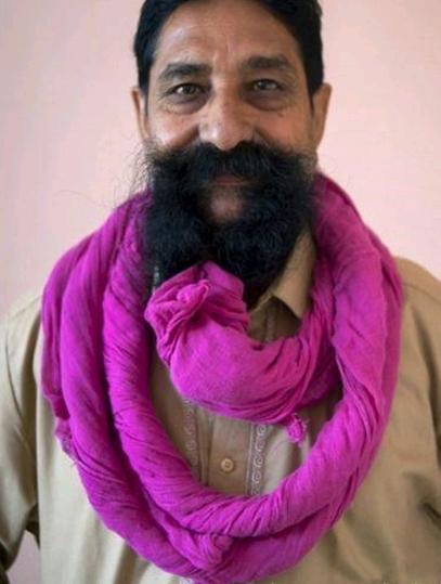 男子46年不打理胡须43米长的胡子打破吉尼斯世界纪录