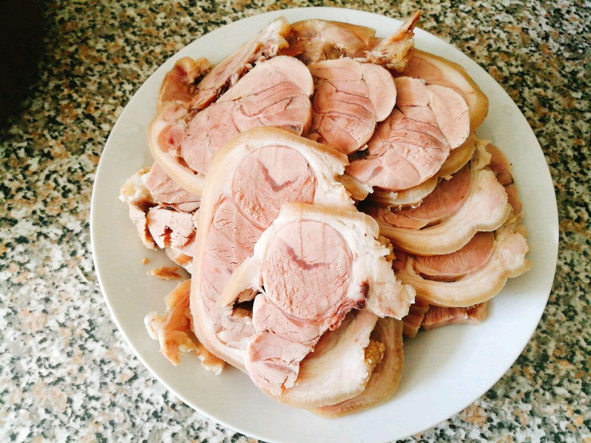 爱吃肉的朋友不要错过了,教你爽口美味的蒜泥肘花,吃起来很满足