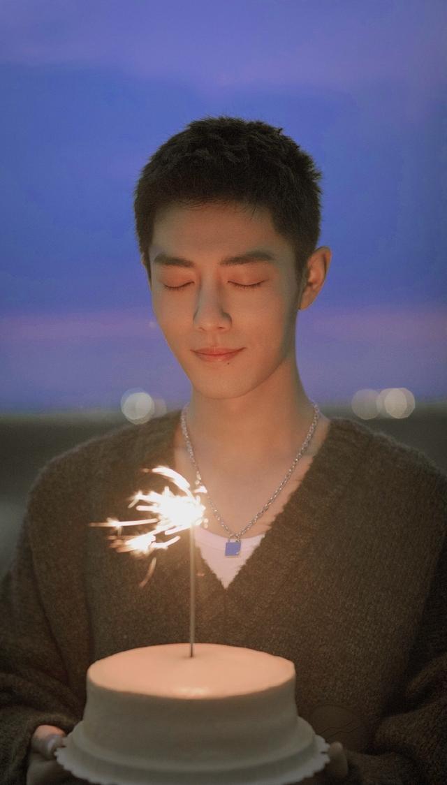 粉丝都送上了祝福,粉丝们甚至自制了时长一个多小时的电影为肖战庆生