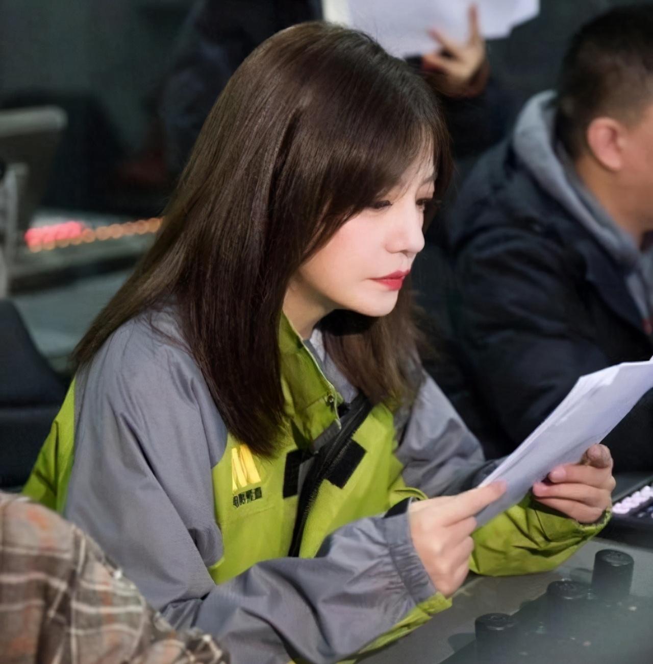 赵薇新恋情第二弹!与柯昱名吃日料烟不离手,黄有龙疑已还清欠款