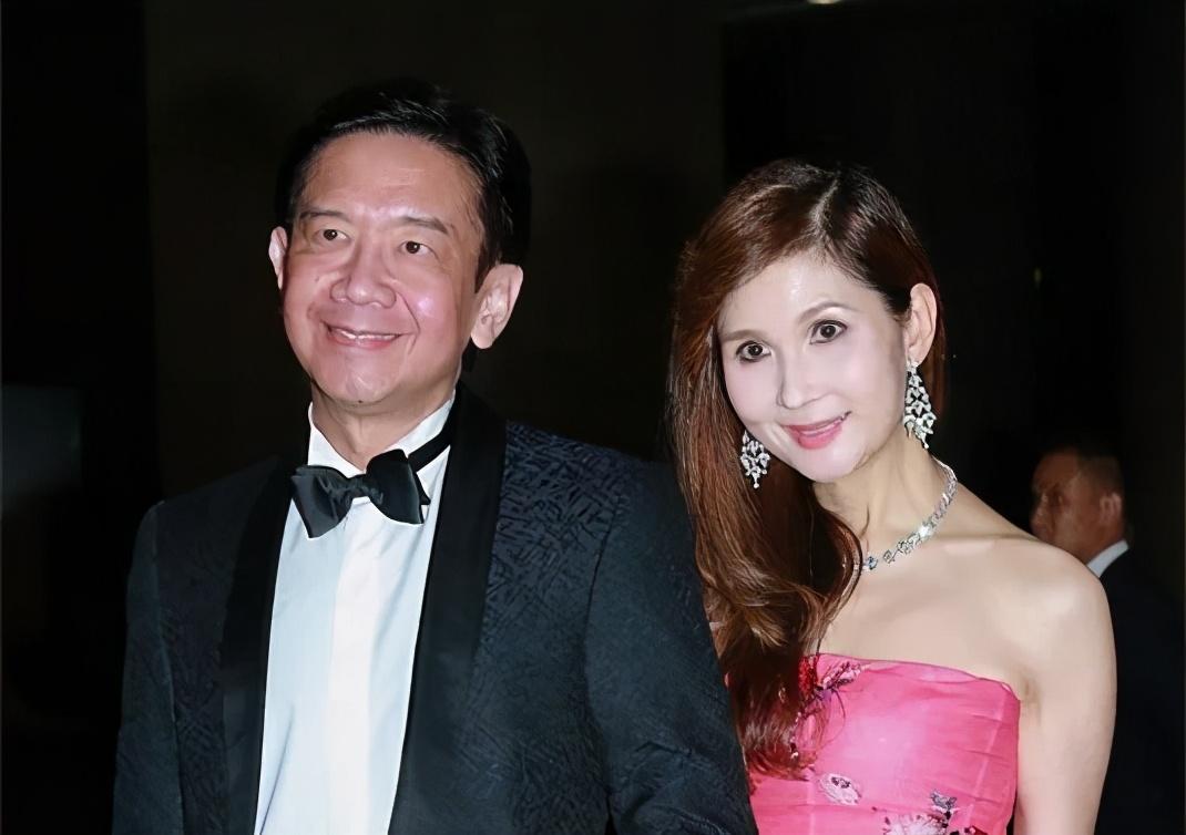 在赌王7月份的丧礼上,潘迪生也牵着余桂珠一起出席致祭.