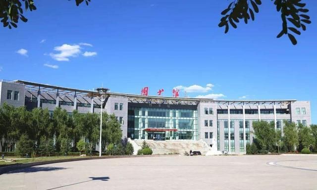 原来是新疆大学的独立学院,属于民办学校的性质,后来阿克苏地区接受了