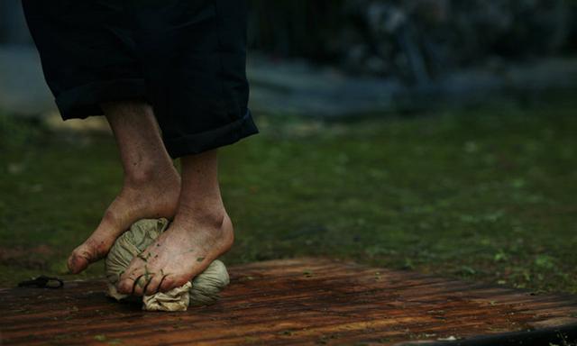 我们都知道葡萄酒了,他在发酵的这个过程当中,用脚踩是很多人都已经