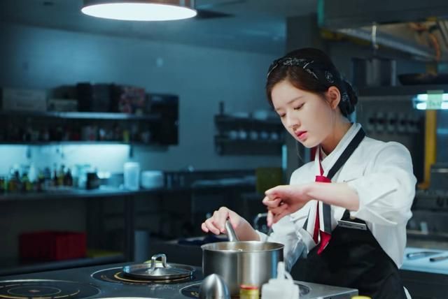 "顾胜男"是电视剧《我,喜欢你》中的女主角,是由赵露思扮演活力女厨师