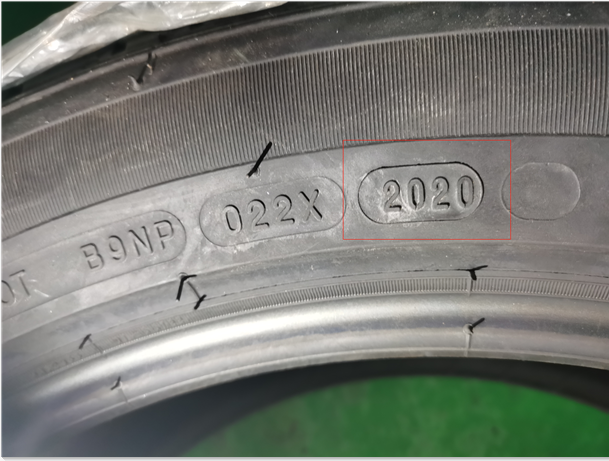 如图所示:图一轮胎属于正规轮胎,生产日期处光滑且没有压痕;图二生产
