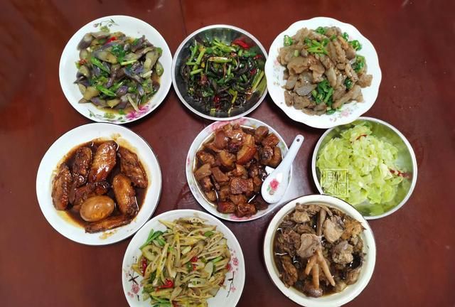 自己做9菜一汤家人聚餐,成本不足200元,妈妈：你们就是爱去饭店