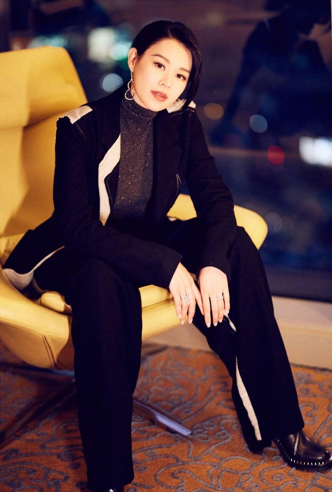 胡杏儿混搭超有范儿,亮片毛衫配复古牛仔裤,精致典雅不失时尚感