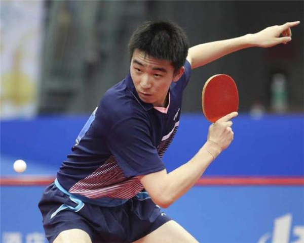 全锦赛男双正赛第一轮,马特,侯英超两位国乒削球手组合对阵的是蔡伟