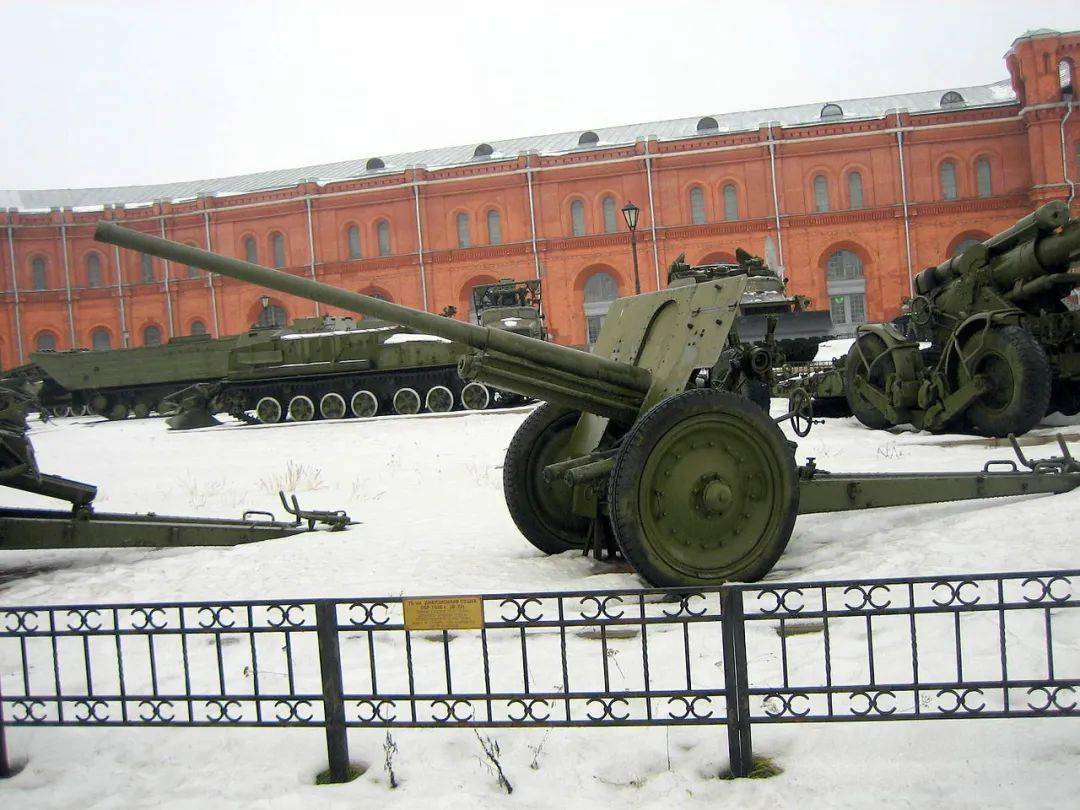 f-22是苏军在1936年研发的一款师属多用途野战炮,发射榴弹可以当榴弹