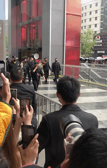 王嘉尔真不适合带保镖你看他把衬托得有多小以后自己出来就好了