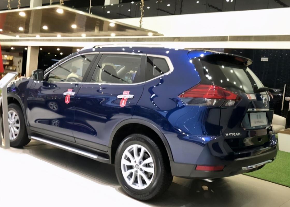 2021款日产奇骏到店,极光蓝色涂装很洋气,配bose音响