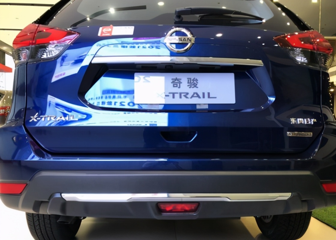 2021款日产奇骏到店,极光蓝色涂装很洋气,配bose音响