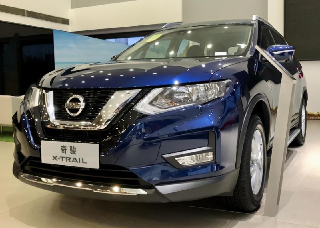 2021款日产奇骏到店,极光蓝色涂装很洋气,配bose音响