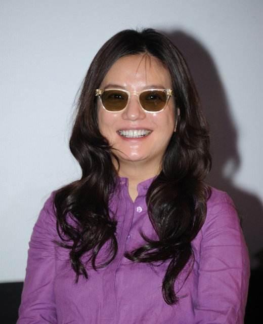 赵薇还是瘦一点好看,穿"鸳鸯"外套走机场太吸睛,嘻哈风很减龄