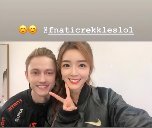 新恋情余霜晒出一组照片和欧成零距离欧成一个举动表明一切