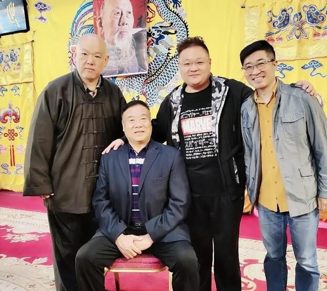 德云社李云杰与王玥波合照引争议原因只是和李菁何云伟走太近