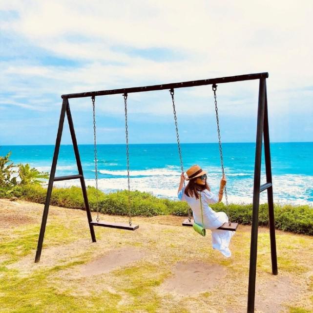 昆凌晒周杰伦视角荡秋千照一袭白裙飘飘非常迷人