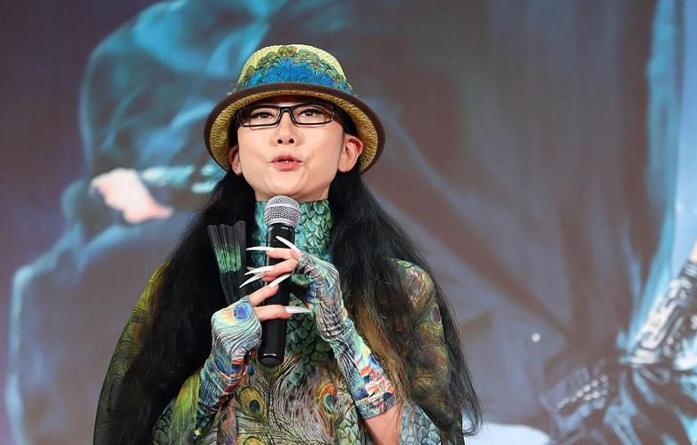 61岁杨丽萍近照曝光,指甲护理一年18万!为身体终身绝育绝食