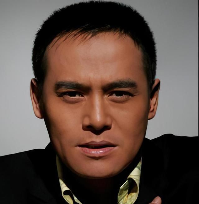 "那图鲁"近照曝光,回乡"剥玉米"手法熟练,被赞:接地气!