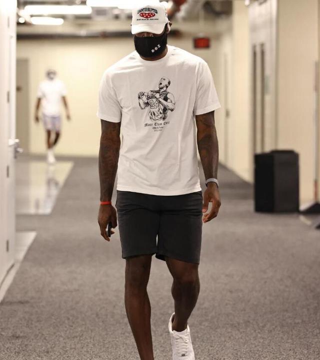 詹姆斯g4穿科比t恤出征,24号最经典怒吼再现太催泪