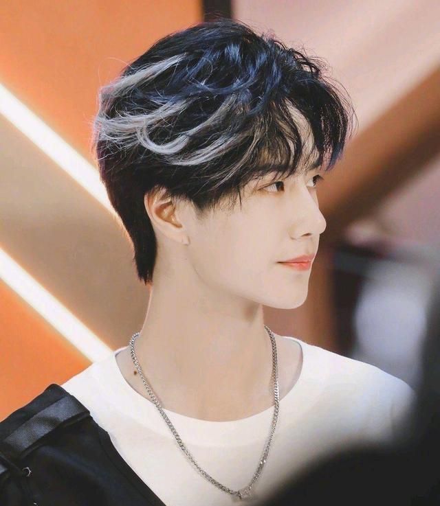 王一博挑染绿色头发帅哥果然所有发色hold直播