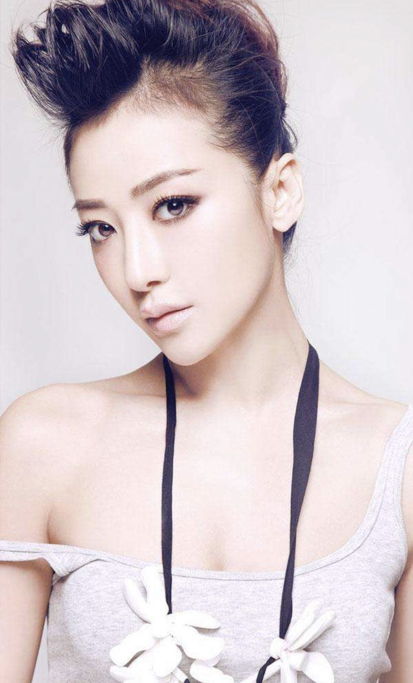 她曾在娱乐圈红极一时,今却沦为拍网剧,导演表示:便宜还好用!