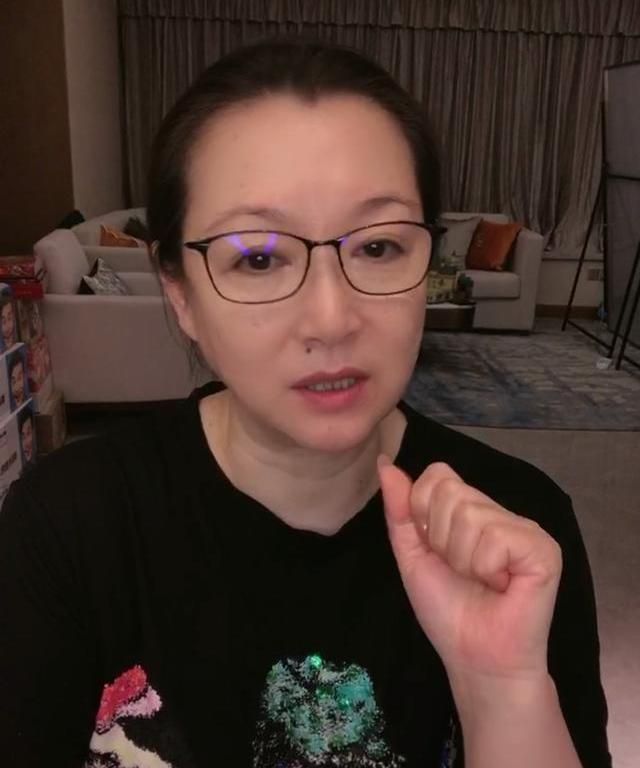 赵本山儿子做直播,54岁母亲露面,马丽娟素颜出镜皮肤细腻显富态