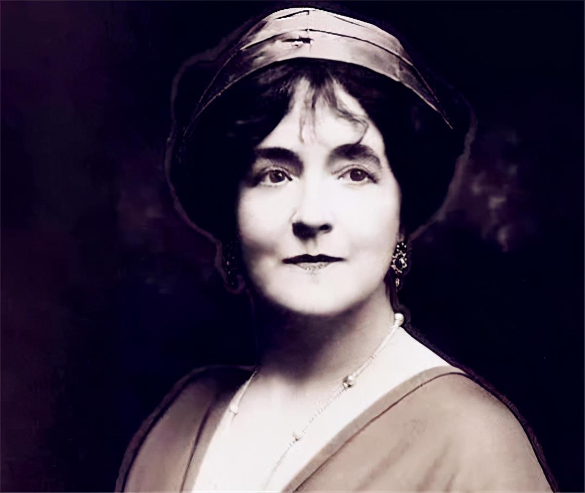 电影中露丝的现实生活原型人物是海伦·丘吉尔·坎迪,而她的形象与