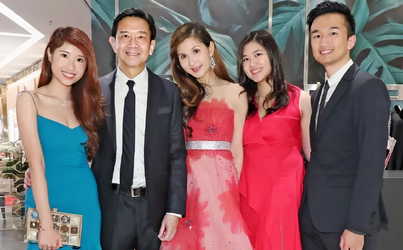 正文  余桂珠家的中药生意也遍及海内外,在嫁给潘迪生前,她在金融行业