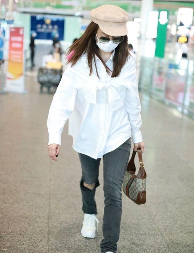 容祖儿现身机场,白衬衣搭配破洞牛仔裤,简约又摩登