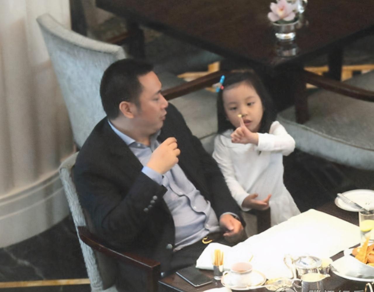 赵薇新恋情第二弹!与柯昱名吃日料烟不离手,黄有龙疑已还清欠款