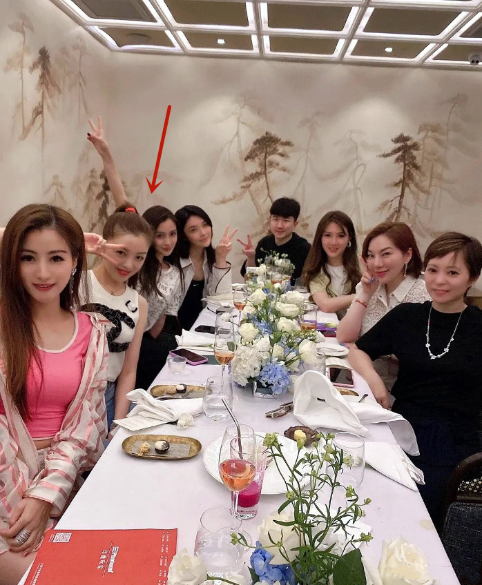 现实版《三十而已》上演?杨颖与贵妇合照被镶边,C位女星也让位休闲区蓝鸢梦想 - Www.slyday.coM 现实版《三十而已》上演?杨颖与贵妇合照被镶边,C位女星也让位休闲区蓝鸢梦想 - Www.slyday.coM