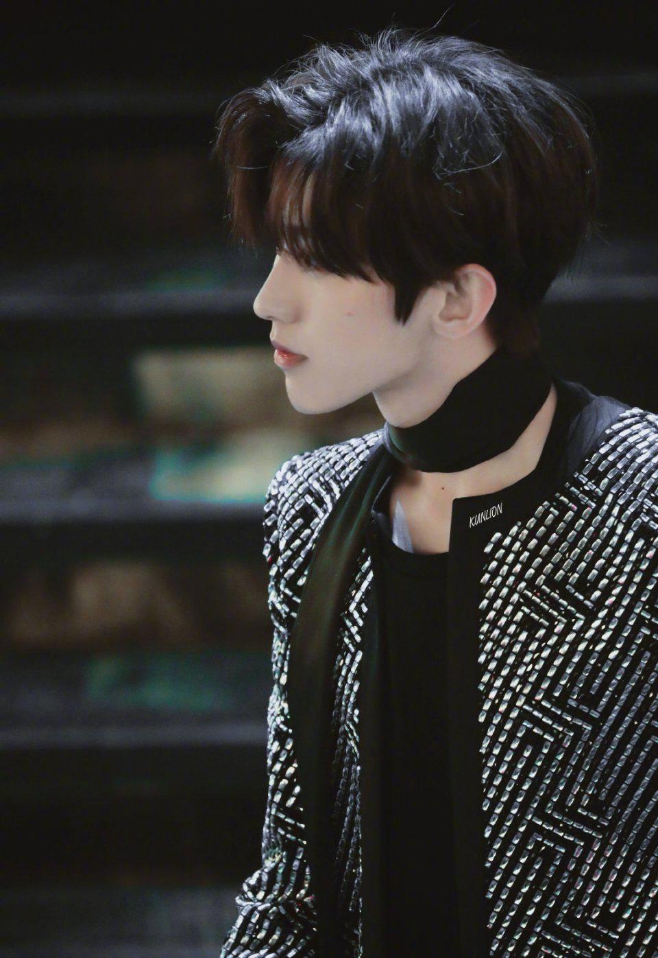 在?一起来欣赏一下蔡徐坤的绝美侧颜吧