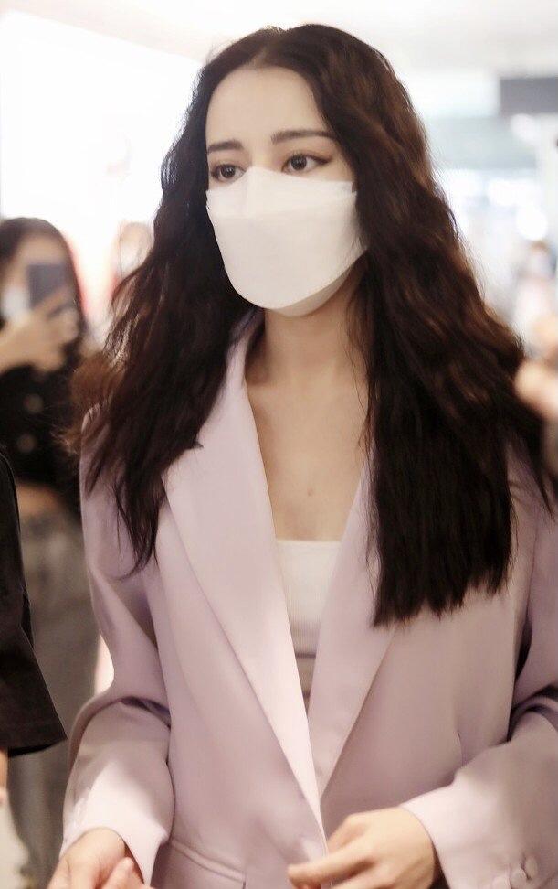 迪丽热巴烫了羊毛卷更美了,穿紫色西装走机场,气质好就是任性