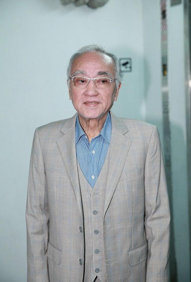 78岁卢海鹏病愈后罕露面,消瘦明显气色尚可,叼雪茄献唱中气十足