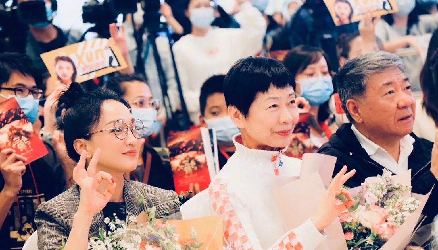 郑晓龙妻子办签售会!穿立领衫尽显干练,气场比同台周迅还要强